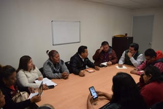El grupo fue atendido por David Flores Lavenant, encargado de Asuntos Políticos del Gobierno del Estado. (EL SIGLO DE TORREÓN)
