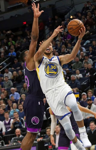 Stephen Curry (d) metió 8 triples y sumó 36 puntos para ayudar a Warriors a vencer 117-107 a Minnesota.
