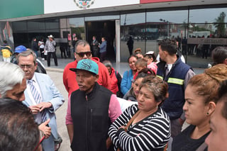 Habitantes del fraccionamiento Cerrada San Marcos volvieron a manifestarse en la presidencia municipal, donde fueron atendidos por funcionarios del ayuntamiento y del Sideapa. (EL SIGLO DE TORREÓN)