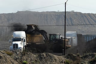 La derrama económica que deja la venta de carbón a la CFE supera los 3 mil millones de pesos al año. (ARCHIVO)