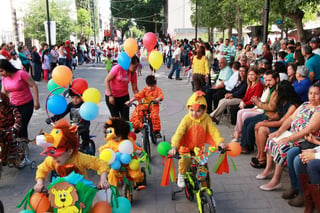 Cada año se celebra este desfile donde los pequeños visten disfraces con temática de la estación primaveral y recorren la Sarabia. (EL SIGLO DE TORREÓN)
