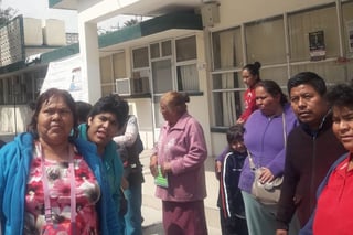 Una comisión de personas que se manifestó el pasado lunes en el Centro de Salud de Coyote, acompañados del líder de Antorcha Campesina, acudieron a la Jurisdicción para exponer sus demandas. (EL SIGLO DE TORREÓN)