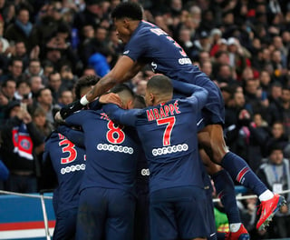 Los jugadores de PSG festejan un gol contra Olympique de Marsella.