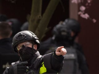 Un agente antiterrorista holandés se prepara para allanar una vivienda tras una balacera en Utrecht. (AP)