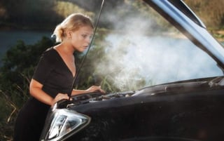 Si estás conduciendo y notas que del motor comienza a salir humo de color blanco es probable que se esté sobrecalentando. (ESPECIAL)