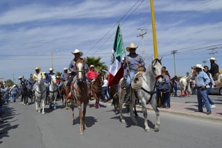Es por eso que el 213 aniversario del natalicio de Benito Juárez, comenzó a celebrarse en este municipio hoy con la tradicional cabalgata que recorre la cabecera municipal, hasta la Cueva del Tabaco. (EL SIGLO DE TORREÓN)