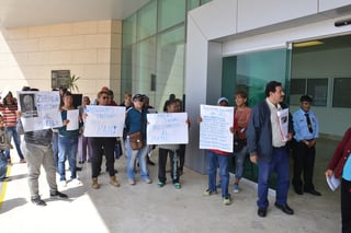 Con pancartas en contra del Ayuntamiento de Torreón fue como la Unión de colonos del poniente arribó a la presidencia municipal. (FERNANDO COMPEÁN)