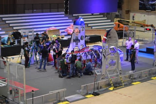 Ayer se terminó el montaje del escenario y las áreas de competencia, también llegaron los robots. (ROBERTO ITURRIAGA)