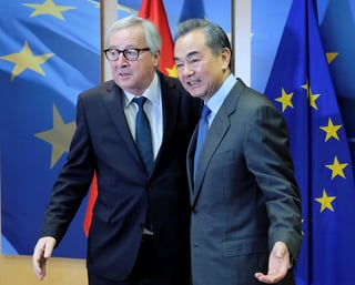 El ministro chino de Exteriores, Wang Yi (Der.) sostuvo un encuentro con los 28 ministros de Exteriores de la UE. (EFE)