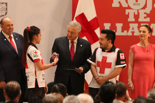 López Obrador encabezó el inició de la colecta nacional de la Cruz Roja mexicana. (EL UNIVERSAL)