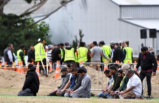 Varios musulmanes hicieron oración a un lado del cementerio Memorial Park de Christchurch. (EFE)
