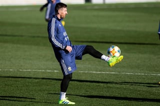 El astro Lionel Messi durante el entrenamiento de ayer de la Albiceleste, que se medirá mañana a Venezuela en duelo amistoso.