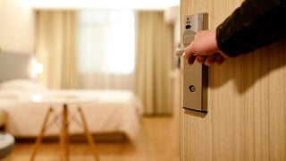 Unas 1,600 personas han sido víctimas de una red que grababa en secreto a parejas teniendo sexo en moteles. (ESPECIAL)