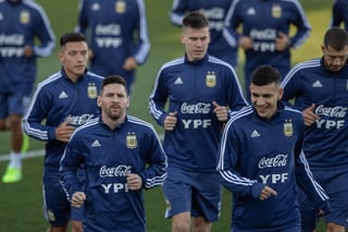 El técnico de Argentina Lionel Messi, a la izquierda en primer plano, durante un entrenamiento en Madrid.
