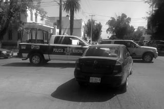 El auto Chevrolet, color azul, circulaba sobre calle Zaragoza y al llegar a la avenida Morelos no respetó el alto.