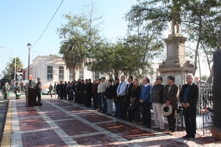 La ceremonia se realizó en la plazuelita Juárez, de San Pedro. (EL SIGLO DE TORREÓN/CLAUDIA LANDEROS)