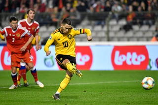 Eden Hazard, de Bélgica, convierte un penal en un partido de la eliminatoria rumbo a la Euro 2020, ante Rusia.