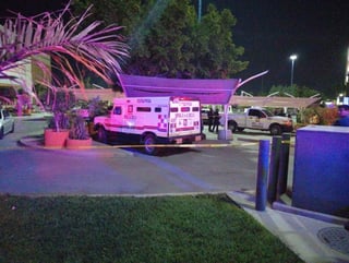 Roban camión de valores en estacionamiento de centro comercial de Torreón, los asaltantes bañaron al guardia con gasolina y se apoderaron de 2 millones y medio de pesos.