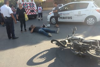 Paramédicos de la Cruz Roja arribaron al lugar para atender a la pareja que viajaba en la motocicleta. (EL SIGLO DE TORREÓN)