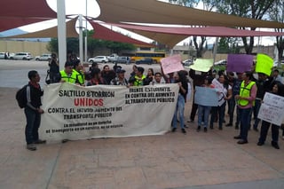 Un grupo de estudiantes en Saltillo se manifestó en contra de los aumentos a la tarifa del transporte público.
