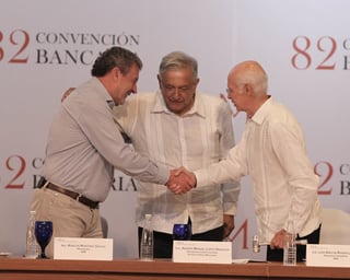Luis Niño de Rivera (der) de Banco Azteca recibió de Marcos Martínez Gavica (izq), de Santander México, la cesión de mando que simboliza el inicio de gestión como presidente de la ABM.