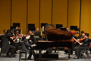En el escenario. El pequeño pianista Sergio Vargas Escoruela acompaña a la Camerata de Coahuila. (El SIGLO DE TORREÓN/ Ernesto ramírez) 