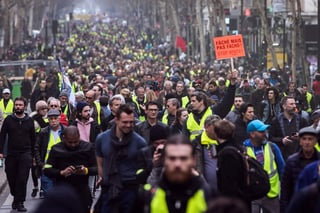 La policía de París detuvo a 51 personas para las primeras horas de la tarde, multó a 29 personas y 'registró de manera preventiva' a 4,688 manifestantes que ingresaban a la capital. (AP)
