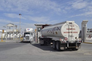 El documento menciona que “La organización distingue dos tipos de combustible comprado en las estaciones de servicio: el adquirido a Pemex y a terceros, como por ejemplo a 'Bebe' (Juan Cuitláhuac Martínez)”. 