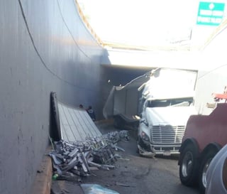 El accidente sucedió en el desnivel de la carretera Torreón-Matamoros-Mieleras. (ESPECIAL)