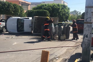 La camioneta que transportaba tanque de gas terminó volcada sobre su costado izquierdo sobre la avenida Álvarez y el par vial de la calle Mariano López Ortiz en el centro de Torreón.