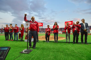 El presidente Andrés Manuel López Obrador lanzó la primera bola del partido inaugural entre los Diablos Rojos y los Padres de San Diego.