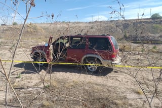 Los cuerpos fueron encontrados en el interior de una camioneta Ford Explorer guinda abandonada en el lecho seco del Río Nazas.