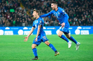 Nicolo Barella (i) festeja el gol que anotó para la selección de Italia que ganó 2-0 a Finlandia en el estadio Friuli-Dacia, en Udine.