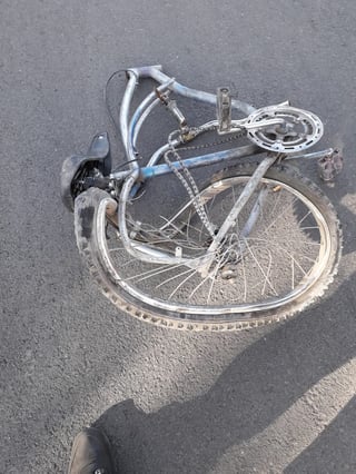 La bicicleta del hoy fallecido quedó destrozada bajo las ruedas delanteras del tracto camión, cuyo conductor fue detenido en el lugar y puesto a disposición del Ministerio Público.