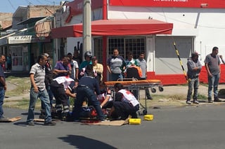 Paramédicos de la Cruz Roja acudieron al lugar para atender al joven lesionado y trasladarlo a la clínica 16 del Seguro Social.