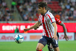 José Carlos Van Rankin, de Chivas, conduce el balón durante un juego.