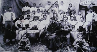 Al centro el Padre Lucas Cervantes y los elementos de la banda de música, que hicieron famoso al poblado de Coyote.
