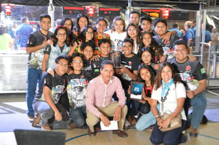 A pesar de no haber ganado su pase al mundial, los integrantes de 'Eolotics' del estado de Oaxaca fueron reconocidos con el premio Entrepreneurship Award del FIRST Laguna Regional. (ROBERTO ITURRIAGA)