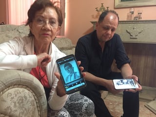 Doña Josefina muestra una fotografía de su esposo Zovek hecha a lápiz, y a su lado su hijo Orlando mostrando otra fotografía. (EL SIGLO DE TORREÓN) 