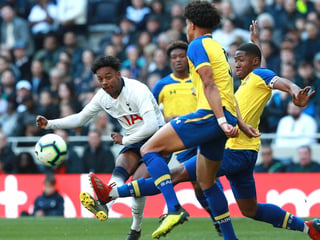 J'Neil Bennett (i) dispara para marcar el primer gol contra Southampton, durante un partido Sub-18 de la Liga Premier, en el primer evento de prueba del estadio Tottenham.