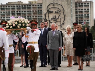 Carlos, príncipe de Gales (Cen.), y su esposa, Camila, duquesa de Cornwall, colocaron una ofrenda en el monumento a José Martí. (AP)