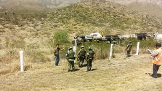 Agentes de las diversas corporaciones de seguridad, así como personal de los cuerpos de rescate, acudieron al lugar de la volcadura en la autopista Gómez Palacio-Durango.