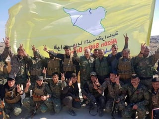 Un gruapo de milicianos de las Fuerzas de Siria Democrática (FSD), alianza armada que aglutina a kurdos y árabes, celebran la conquista de Al Baguz junto a su bandera amarilla, en la que sobresale un mapa de Siria. (EFE)