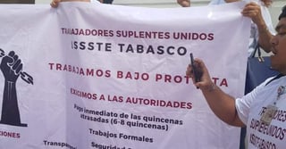 Con mantas de protesta recibieron a López Obrador en Tabasco. (ESPECIAL) 