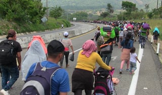 A paso lento, la caravana de migrantes prosiguió su camino la madrugada de ayer, luego de descansar en el poblado de Huehuetán. (EL UNIVERSAL)