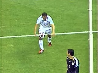 El arquero paraguayo Justo Villar lanzó una pelota a la espalda y nuca del mexicano Cuauhtémoc Blanco minutos antes del pitido final. (Especial)