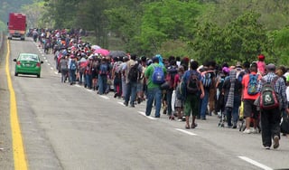 Una nueva caravana de casi 2,500 migrantes se dirige desde el sur de México hacia la frontera con Estados Unidos. (ARCHIVO)
