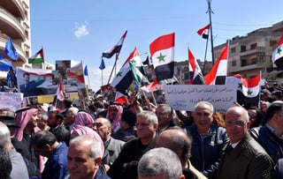Recorrieron las calles portando banderas sirias y palestinas, así como pancartas con lemas “los Altos del Golán volverán” y “el Golán es sirio”. (EFE)