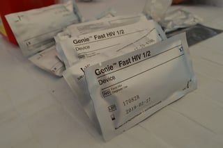 Dentro de las acciones de regulación sanitaria a sexoservidoras, se realizan pruebas de VIH y otras enfermedades como clamidia. (ROBERTO ITURRIAGA)