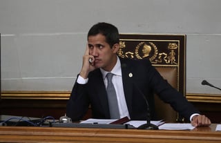 El líder venezolano, Juan Guaidó, fue atacado ayer cuando salía del Parlamento en Caracas. (AGENCIAS)